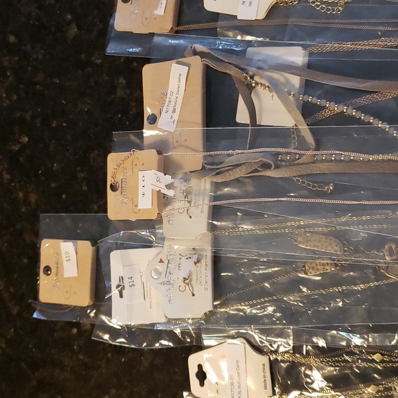 Lot of 20 NWT Long Necklaces, some with earrings. - Picture 6 of 9